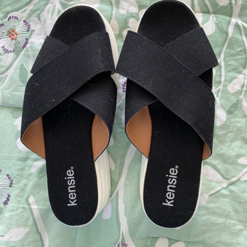 Kensie Black Wedge Size 9 Sandal - Picture 2 of 3